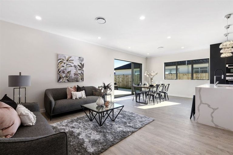 Photo of property in 18 Gilbransen Road, Kumeu, 0810