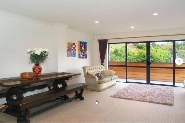 Photo of property in 2 Stella Grove, Newlands, Wellington, 6037