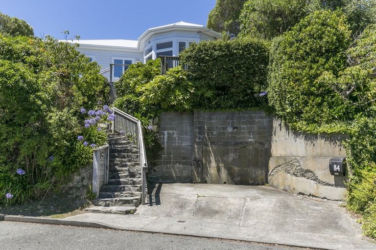 Photo of property in 114 Nevay Road, Karaka Bays, Wellington, 6022