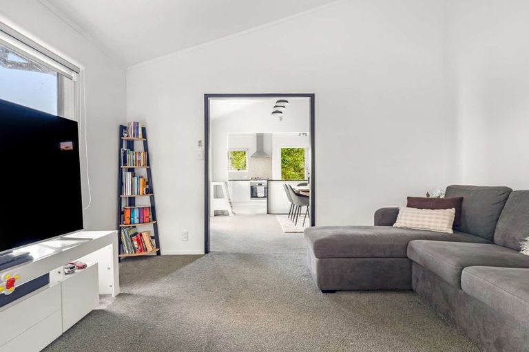 Photo of property in 11 Beaudine Avenue, Glenfield, Auckland, 0629