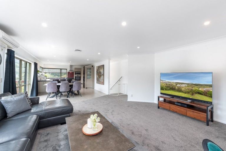 Photo of property in 5 Mcewen Crescent, Riverstone Terraces, Upper Hutt, 5018