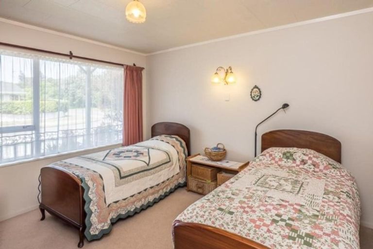 Photo of property in 60 Rewarewa Crescent, Waikanae, 5036