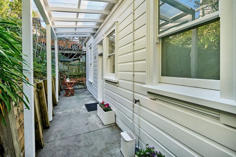 Photo of property in 32 Maarama Crescent, Aro Valley, Wellington, 6021