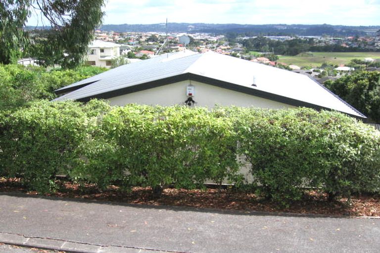 Photo of property in 1/16 Sunset Road, Unsworth Heights, Auckland, 0632