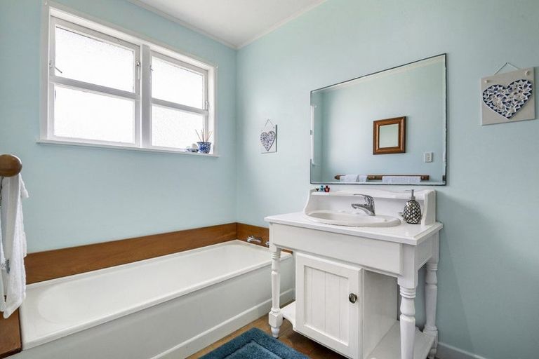 Photo of property in 7 Parakai Avenue, Parakai, 0830