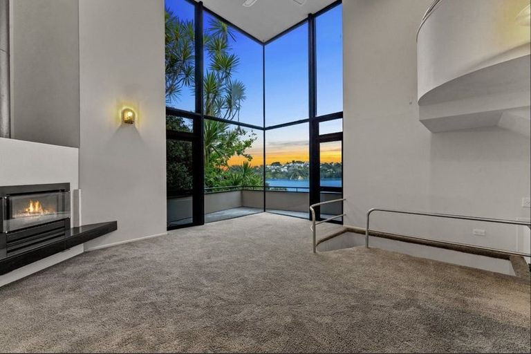 Photo of property in 2/102 Queen Street, Northcote Point, Auckland, 0627