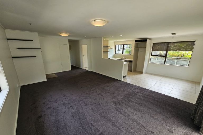 Photo of property in 1/4 Tallington Crescent, Torbay, Auckland, 0630