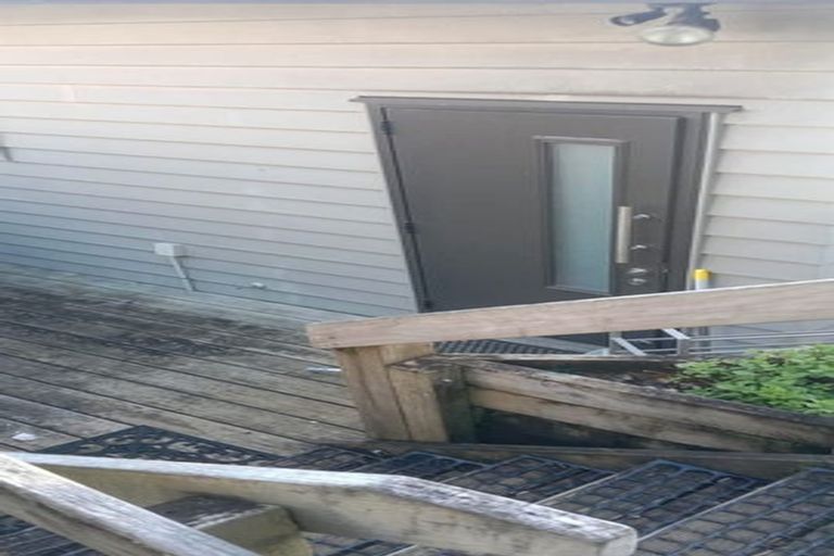 Photo of property in 19 Brunton Place, Glenfield, Auckland, 0629