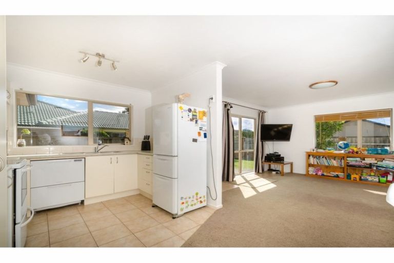 Photo of property in 114f Colwill Road, Massey, Auckland, 0614