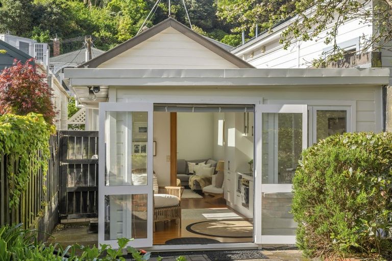 Photo of property in 132 Elizabeth Street, Mount Victoria, Wellington, 6011