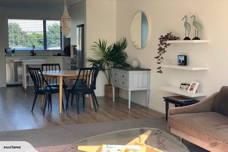 Photo of property in 2u2 Stone Street, Miramar, Wellington, 6022