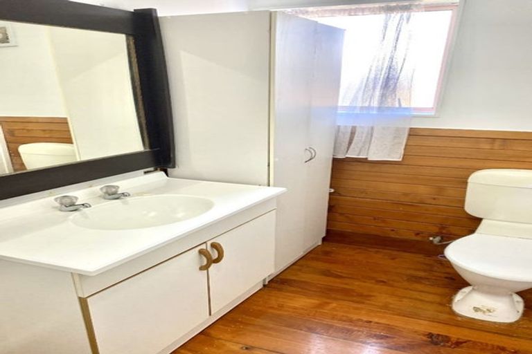 Photo of property in 47 Greenslade Crescent, Northcote, Auckland, 0627