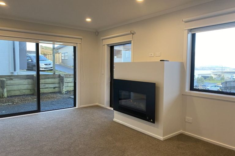 Photo of property in 5b Grumman Lane, Newlands, Wellington, 6037