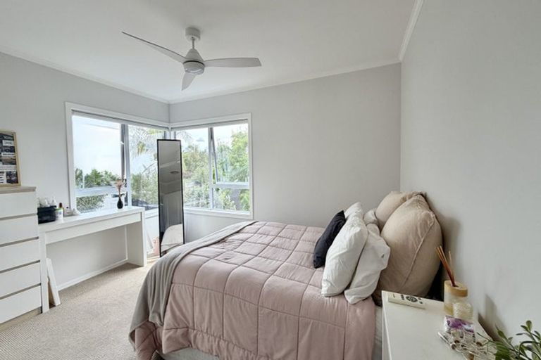 Photo of property in 42 Ravenstone Place, Chatswood, Auckland, 0626
