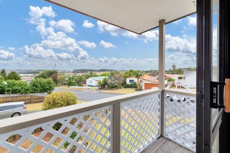 Photo of property in 11 Jumento Place, Unsworth Heights, Auckland, 0632