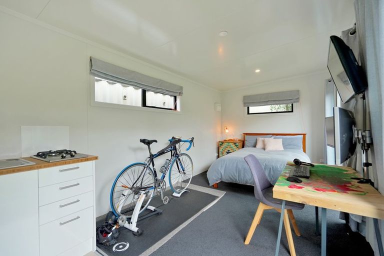 Photo of property in 14 Harbour View Road, Te Atatu Peninsula, Auckland, 0610