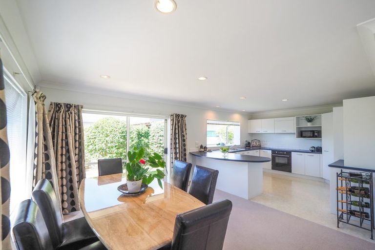 Photo of property in 17 Crown Hill, Paraparaumu, 5032