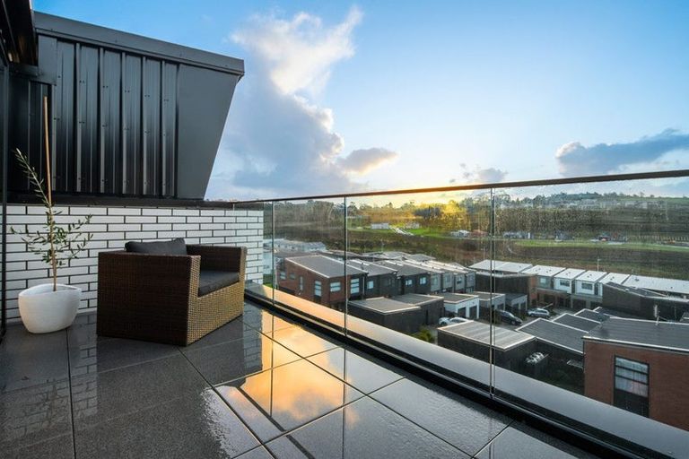 Photo of property in 10/19 Windlass Street, Long Bay, Auckland, 0630