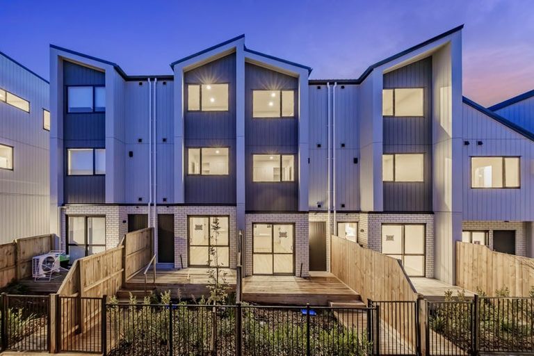 Photo of property in 17 Paetai Lane, Te Atatu Peninsula, 0610