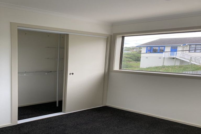 Photo of property in 4 Miles Crescent, Newlands, Wellington, 6037