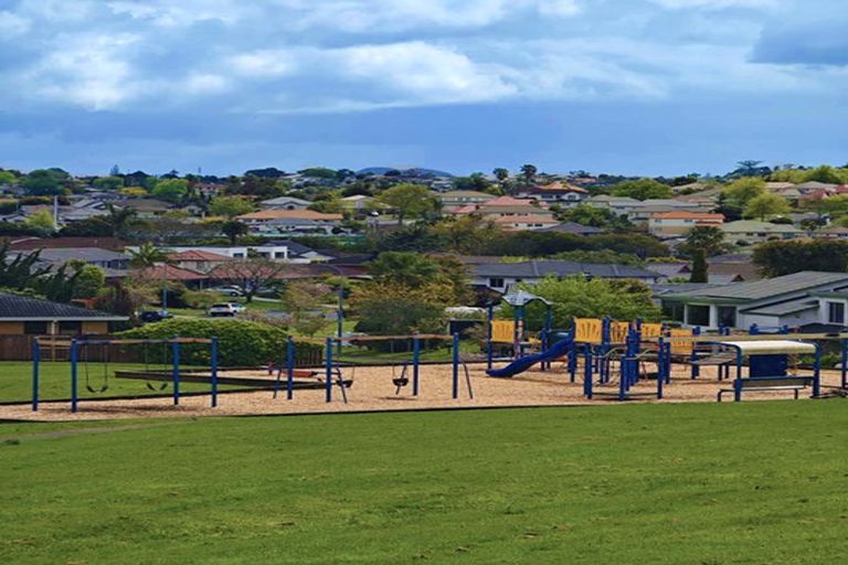 Photo of property in 1/2 Perendale Close, Somerville, Auckland, 2014
