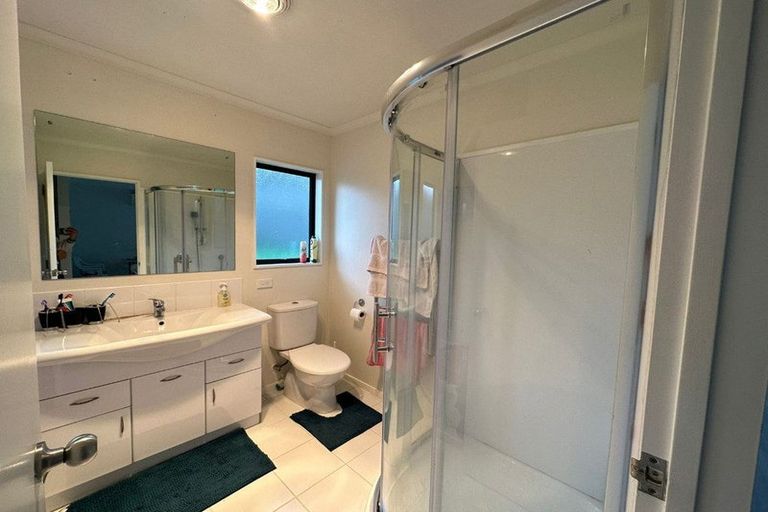 Photo of property in 124a Golf Road, New Lynn, Auckland, 0600