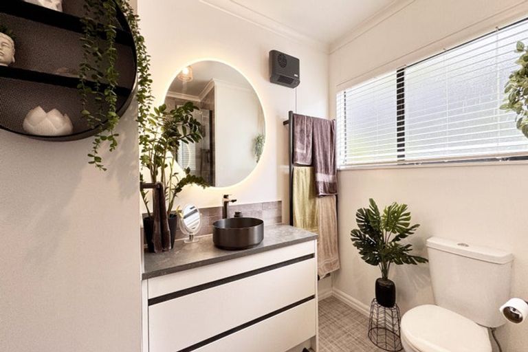 Photo of property in 131 Chelsea View Drive, Chatswood, Auckland, 0626