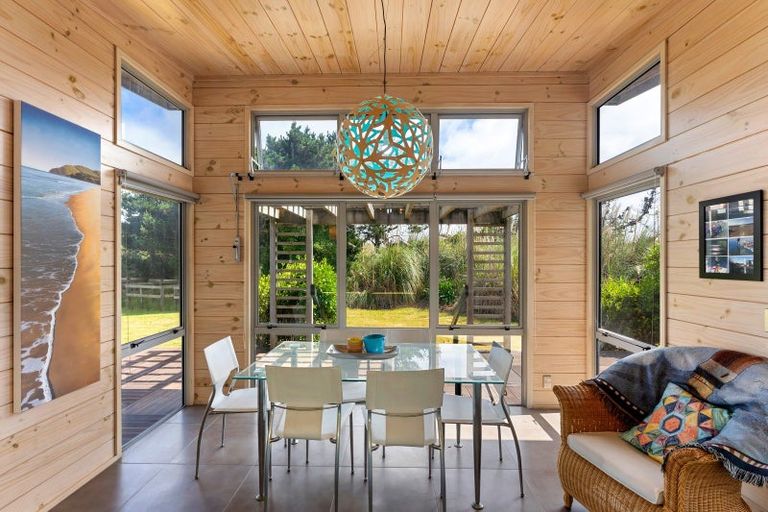 Photo of property in 32 Reay Mackay Grove, Waikawa Beach, Manakau, 5573