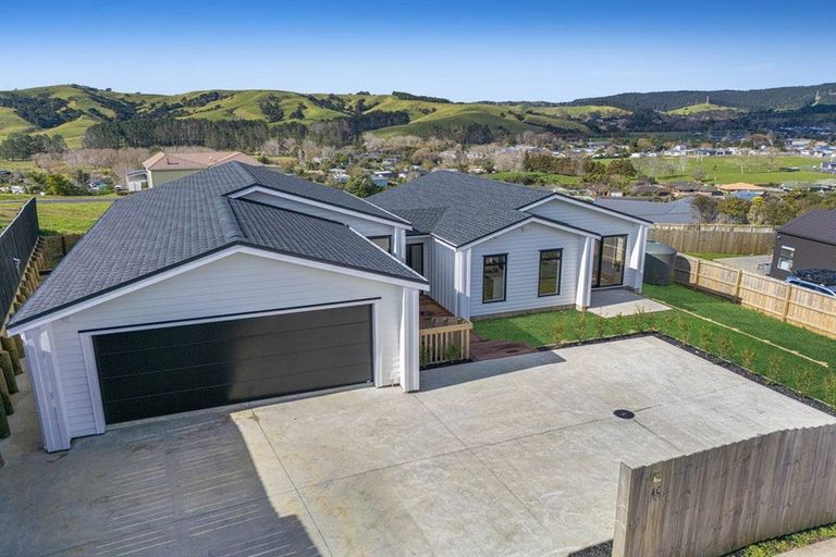 Photo of property in 4d Forlong Rise, Helensville, 0800
