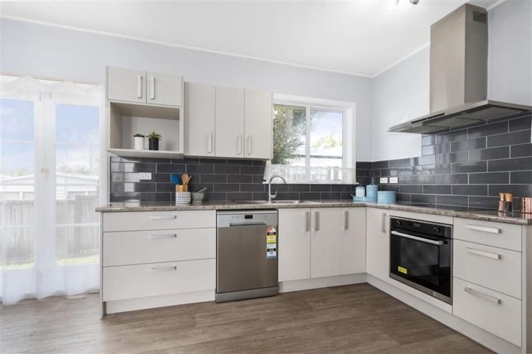 Photo of property in 56 Lynwood Road, New Lynn, Auckland, 0600