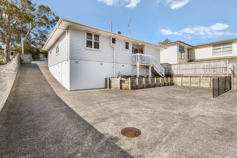 Photo of property in 18 Selwyn Crescent, Forrest Hill, Auckland, 0620