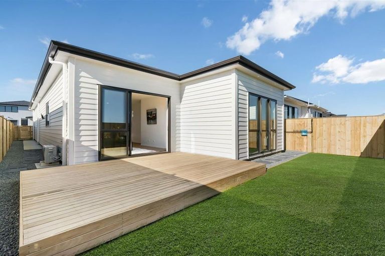 Photo of property in 18 Woven Place, Karaka, Papakura, 2113