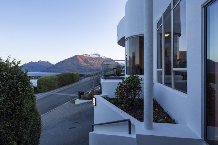 Photo of property in 11 Peregrine Place, Queenstown, 9300