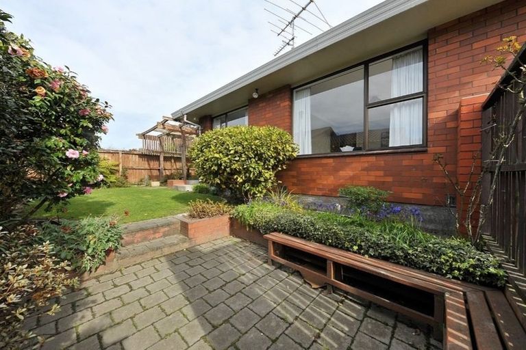 Photo of property in 2/2 Kingham Place, Avonhead, Christchurch, 8042