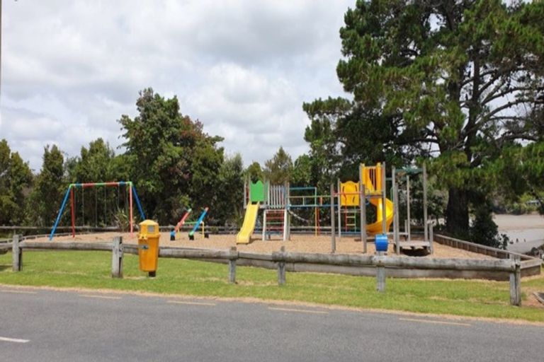 Photo of property in 64 Fifth Avenue, Urenui, 4377
