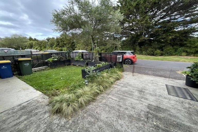 Photo of property in 29 Verdale Circle, Glen Eden, Auckland, 0602