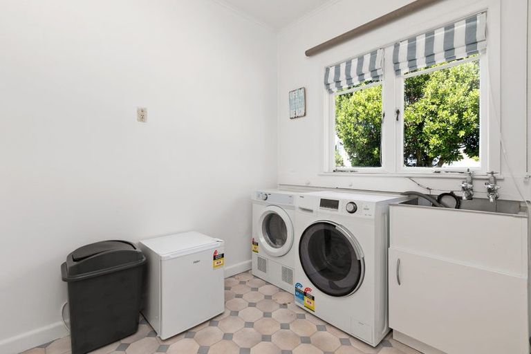 Photo of property in 4 Pitau Road, Mount Maunganui, 3116