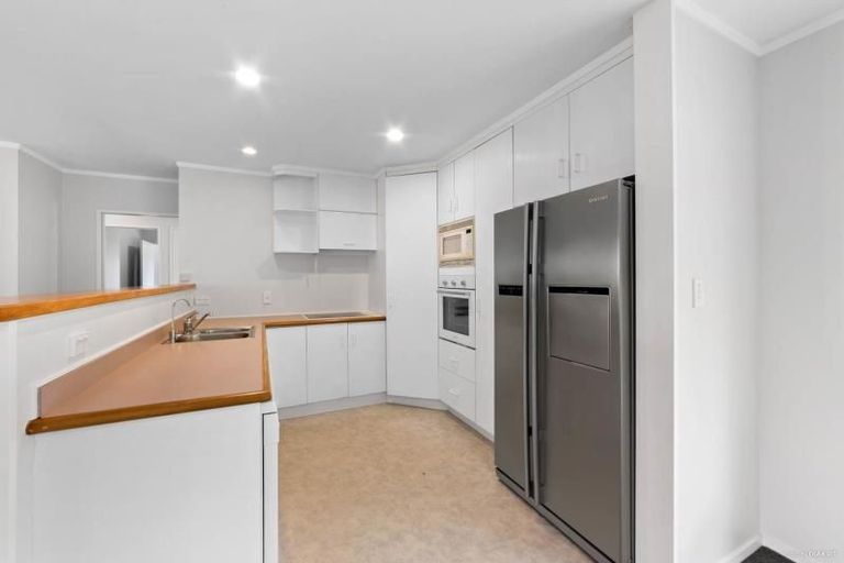 Photo of property in 11 Owl Court, Unsworth Heights, Auckland, 0632