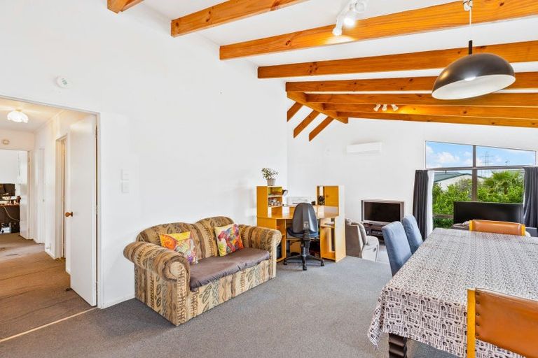 Photo of property in 13 Frosses Place, Massey, Auckland, 0614