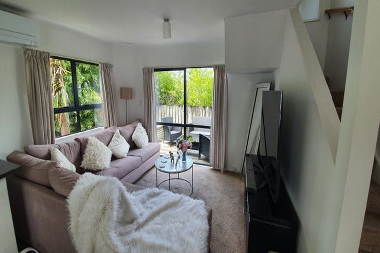 Photo of property in 2/22 Lambrown Drive, Totara Vale, Auckland, 0629