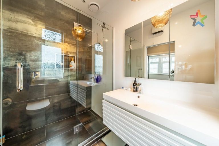 Photo of property in 6 Wha Street, Lyall Bay, Wellington, 6022