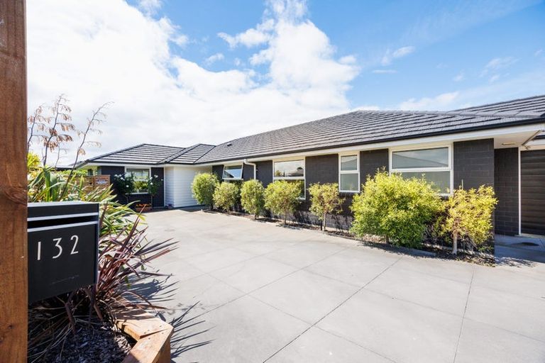 Photo of property in 132 Johnstone Drive, Fitzherbert, Palmerston North, 4410