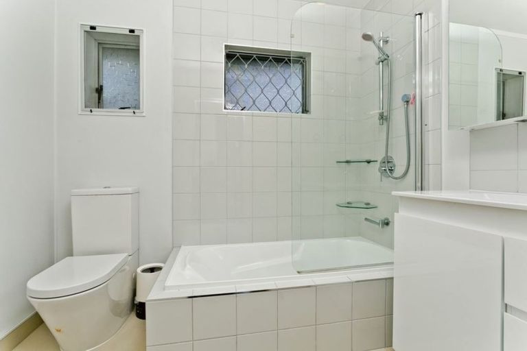 Photo of property in 2/19 Hamilton Place, Glenfield, Auckland, 0629