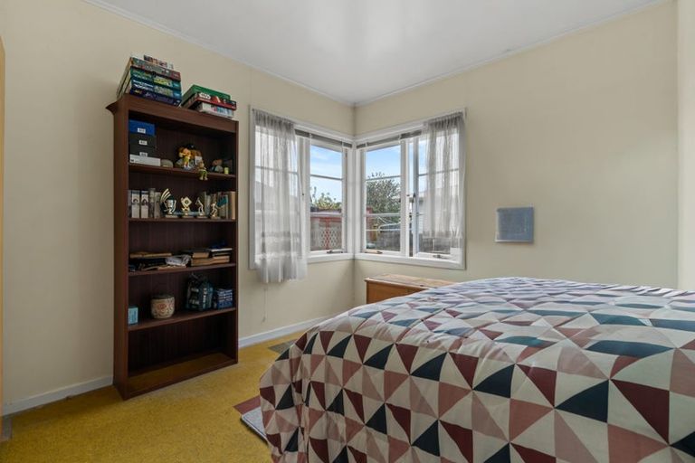 Photo of property in 9 Durham Street, Te Atatu Peninsula, Auckland, 0610