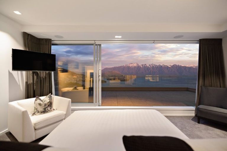 Photo of property in 6 Lordens Place, Fernhill, Queenstown, 9300