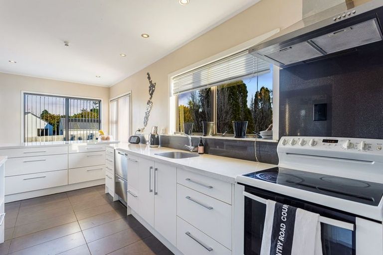 Photo of property in 24 Granville Drive, Massey, Auckland, 0614