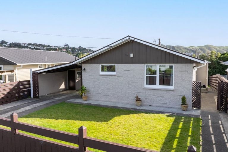 Photo of property in 33 Lynda Avenue, Paparangi, Wellington, 6037