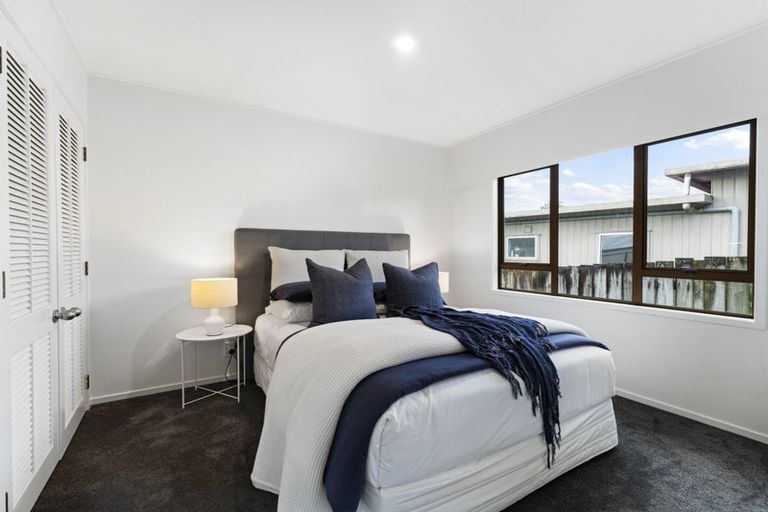 Photo of property in 2/867 Beach Road, Waiake, Auckland, 0630