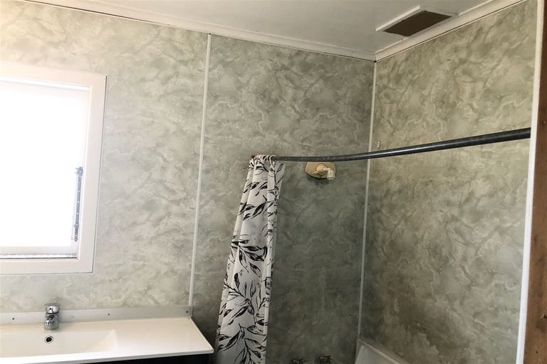 Photo of property in 75 Larnoch Road, Henderson, Auckland, 0610