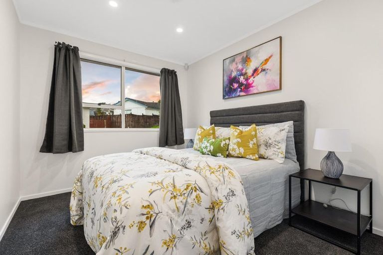 Photo of property in 15 Vina Place, Massey, Auckland, 0614